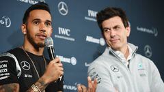 Lewis Hamilton y Toto Wolff durante una conferencia de prensa.