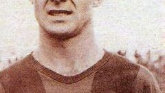 Vistió la camiseta del Barcelona en tres etapas diferentes: la temporada 1938-1939, en 1940 y desde 1943 hasta 1955. Jugó cedido por el Barcelona en el Granada desde 1940 hasta 1943.


