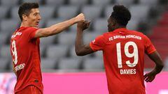 Lewandowski y Davies celebran uno de los goles del Bayern.