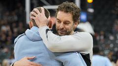 Marc Gasol abraza a su hermano Pau antes de enfrentarse por 31&ordf; vez en la NBA.