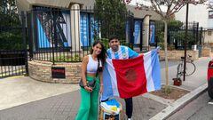El joven argentino recorrió kilómetros en bici para llevarle un obsequio a Leo Messi.