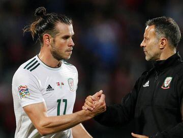 Gareth Bale y Ryan Giggs chocan la mano durante un Dinamarca-Gales de la Liga de Naciones.