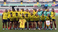 Players of Colombia pose for pictures before the start of their Women's U-20 World Cup football match against New Zealand at the National Stadium in San Jose, on August 16, 2022. (Photo by Ezequiel BECERRA / AFP)