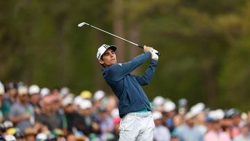 Augusta (United States), 08/04/2022.- Joaquin Niemann of Chile hits his tee shot on the twelfth hole during the second round of the 2022 Masters Tournament at the Augusta National Golf Club in Augusta, Georgia, USA, 08 April 2022. The 2022 Masters Tournament is held 07 April through 10 April 2022. (Estados Unidos) EFE/EPA/TANNEN MAURY
