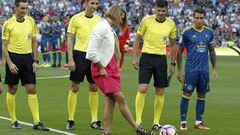 Mireia Belmonte se luce en el saque de honor en el Bernabéu