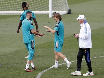 Ancelotti observa a Benzema y Modric. 