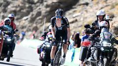 El ciclista neerlandés Thymen Arensman rueda hacia la victoria en la decimoquinta etapa de La Vuelta con final en Sierra Nevada.