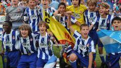 <b>SEGUNDO TÍTULO. </b>Los chavales del Espanyol posan con la Copa que les acredita como campeones por segunda vez en el torneo.