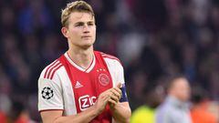De Ligt aplaude a los aficionados tras la eliminaci&oacute;n del Ajax ante el Tottenham.