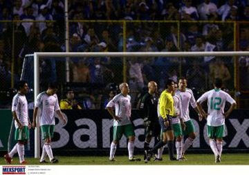 Malos arbitrajes, otro factor en contra del Tri. Aquí en el estadio Cuscatlán el 6 de junio de 2009.