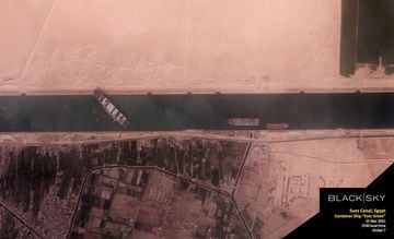   El buque de transporte de mercancías (Ever Given) sigue encallado en el Canal de Suez, un canal navegable situado en Egipto que une el mar Mediterráneo con el mar Rojo, debido a una tormenta de arena y de fuerte viento. Numerosos barcos han quedado atascados debido a una tormenta de arena y de fuerte viento con embarcaciones queriendo cruzar el canal. El Ever Given tiene 400 metros de eslora y pesa 200.000 toneladas sin carga, con capacidad de transportar 20.000 contenedores.