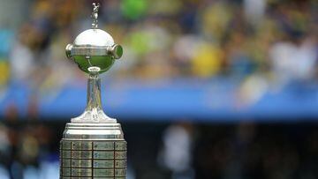 Trofeo de la Copa Libertadores en La Bombonera antes del partido de ida de la final entre Boca Juniors y River Plate
