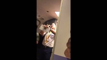 El azafato de Ryanair que ameniza los vuelos con Despacito