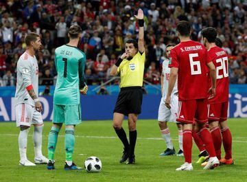 El árbitro señala fuera de juego en el gol de Irán contra España.