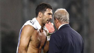 El arquero de italia Gianluigi Buffon habla con su entrenador Gian Piero Ventura