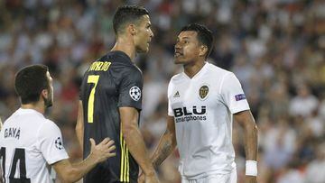 Jeison Murillo y Cristiano Ronaldo durante una discusi&oacute;n en el partido entre Valencia y Juventus por la primera fecha de la fase de grupos de la Champions League