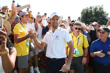 El tenista Novak Djokovic saluda a los aficionados que se han dado cita el el All-Star. 