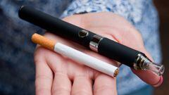 Los cigarros electrónicos te pueden llevar a fumar tabaco