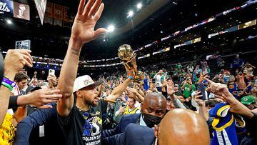 Stephen Curry celebrates 2022 title alongside fans TPX IMAGES OF THE DAY