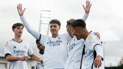 Hugo de Llanos celebra con sus compañeros el gol con el que abrió el marcador en el partido de la fase de grupos de la UEFA Youth League contra el Nápoles en el Di Stéfano.