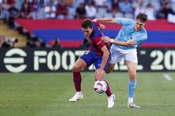 El delantero noruego del Celta de Vigo Jorgen Strand Larsen disputa una posesión ante Andreas Christensen, defensa danés del FC Barcelona.