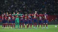 Players observe a minute of silence for late former Barcelona's coach Terry Venables before the start of the UEFA Champions League first round group H football match between FC Barcelona and FC Porto at the Estadi Olimpic Lluis Companys in Barcelona on November 28, 2023. (Photo by LLUIS GENE / AFP)