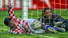 Croatian player Eduardo da Silva scores the third goal as Israeli goalkeeper Dudu Awat falls on the ground behind him during their EURO 2008 football qualifier at Ramat Gan Stadium, near Tel Aviv, 15 November 2006. AFP PHOTO/PEDRO UGARTE