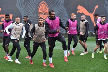 Los jugadores del Shakhtar, durante el último entrenamiento antes de medirse con el Real Madrid.