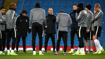 Leonardo Jardim, entrenador del M&oacute;naco, habla con sus jugadores en un entrenamiento previo al partido contra el Manchester City.