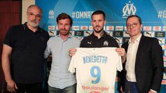 (FILES) In this file photo taken on August 05, 2019 French L1 football club Olympique de Marseille&#039;s (OM) newly recruited Argentina forward Dario Benedetto (2nd R) poses with his new jersey flanked by Marseille&#039;s coach Andre Villas-Boas (2nd L),