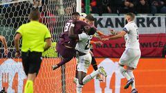 1-1. Antonio Rüdiger marca en el minuto 95 el tanto del empate. En la jugada, el central alemán sufre un corte en la cara tras chocar con el portero Anatoliy Trubi.