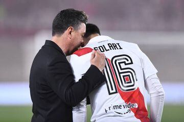 BUENOS AIRES, ARGENTINA - SEPTEMBER 04: Marcelo Gallardo head coach of River Plate gives instructions to his player Pablo Solari prior a match between River Plate and Barracas as part of Liga Profesional 2022 at Estadio Más Monumental Antonio Vespucio Liberti on September 4, 2022 in Buenos Aires, Argentina. (Photo by Rodrigo Valle/Getty Images)