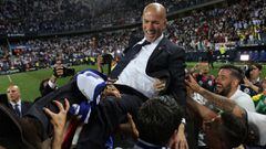 Zidane, manteado por los jugadores del Real Madrid despu&eacute;s de conquista en La Rosaleda de M&aacute;laga la Liga de la temporada 2016-2017. 