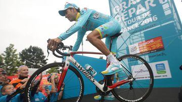 Fabio Aru durante la presentaci&oacute;n de los equipos del Tour de Francia en el Mont-Saint-Michel.