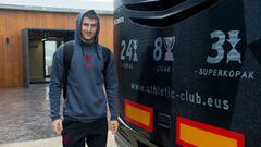 Oihan Sancet antes de subirse al bus del Athletic.