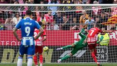 GIRONA, 01/04/2023.- El delantero del Girona Cristhian Stuani (d) marca gol ante el Espanyol durante el partido de LaLiga Santander entre el Girona FC - RCD Espanyol, este sábado en el estadio municipal de Montilivi. EFE/David Borrat
