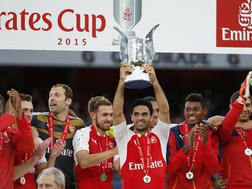 Football - Arsenal v VfL Wolfsburg - Emirates Cup - Pre Season Friendly Tournament - Emirates Stadium - 26/7/15 Arsenal&#039;s Mikel Arteta lifts the Emirates cup as he celebrates their victory with team mates Action Images via Reuters / John Sibley Livepic EDITORIAL USE ONLY.