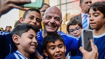 El presidente de la FIFA, Gianni Infantino, haciendo una selfie con ni&ntilde;os colombianos.