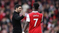 Mikel Arteta y Bukayo Saka, entrenador y jugador del Arsenal, se saludan después de un partido.