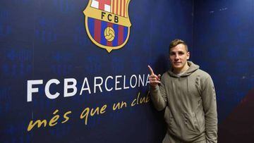 Lucas Digne, posando con el escudo del Barcelona.