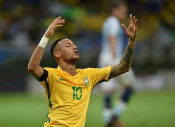 Brazil's Neymar celebrates after defeating Argentina 3-0 in their 2018 FIFA World Cup qualifier football match in Belo Horizonte, Brazil, on November 10, 2016. / AFP PHOTO / DOUGLAS MAGNO