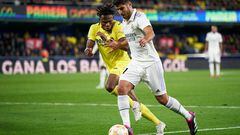 VILLARREAL, SPAIN - JANUARY 19: Samu Chukwueze of Villarreal CF competes for the ball with Marco Asensio of Real Madrid during the Copa del Rey Round of 16 match between Villarreal CF and Real Madrid at Estadio de la Ceramica on January 19, 2023 in Villarreal, Spain. (Photo by Manuel Queimadelos/Quality Sport Images/Getty Images)