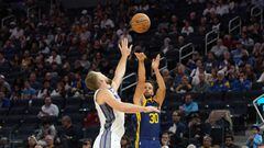 Golden State Warriors guard Stephen Curry (30) shoots against Sacramento Kings forward Domantas Sabonis (10) during the third quarter at Chase Center.