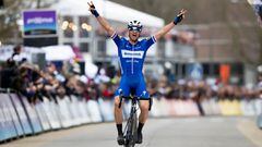 El ciclista checo Zdenek Stybar celebra su victoria en la Omloop Het Nieuwsblad de 2019.