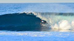 Javier Dom&iacute;nguez surfeando un tubo en G&aacute;ldar (Islas Canarias).