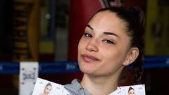 La boxeadora Tania Álvarez con las entradas de su próximo combate.