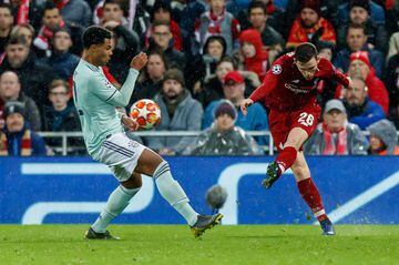 En un un partido de una intensidad extrema, el Liverpool, segundo de su grupo, se enfrentó a otro de los titanes de Europa, el Bayern Múnich.  Los bávaros consiguieron sacar un empate a domicilio pero el 0-0 beneficiaba a los reds en caso de empatar en Al
