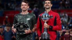 El tenista australiano John Millman y el serbio Novak Djokovic posan durante la entrega de trofeos del Abierto de Japón 2019 en Tokio.
