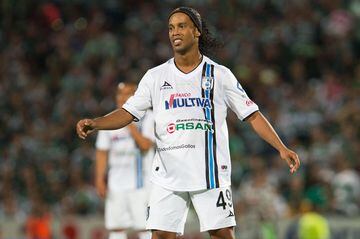 En uno de los 'bombazos' más grandes que ha tenido la Liga MX, Ronaldinho Gaucho llegó a México para jugar con los Gallos del Querétaro donde estuvo por espacio de un año y jugó una final