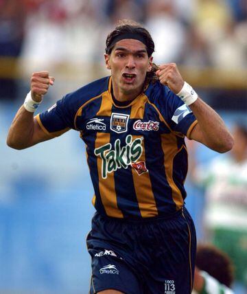 Jugó con Tecos, Cruz Azul, América, Dorados, Monterrey, San Luis y Tigres.